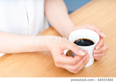 Hands of a woman holding a coffee cup [Parts cut] 88933860