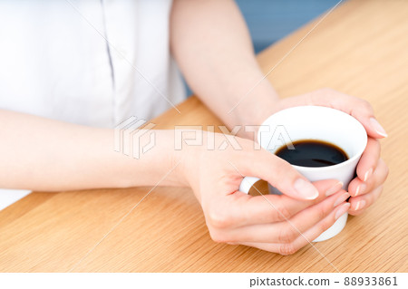 Hands of a woman holding a coffee cup [Parts cut] 88933861