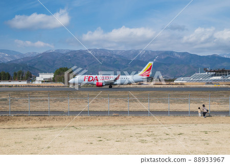 [Shinshu Sky Park] Jet plane and parent and child [Matsumoto Airport] 88933967