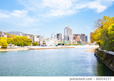 這是一個可以看到河流的城市景觀。您可以看到橫川站和中廣町的方向。請在明亮的城市背景下。廣島市 88934257
