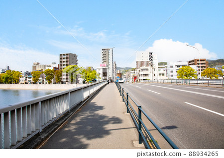 這是從中廣大橋到中廣町的風景。您可以看到明亮的中廣町大樓。面向廣島高速公路4號入口。廣島市 88934265