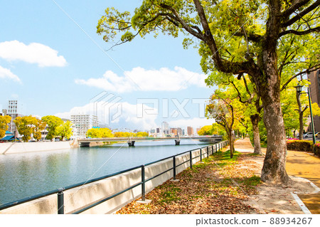 It is an urban landscape with a view of the river. You can see the direction of Yokogawa Station and Nakahiromachi. Please in a bright city background. Hiroshima city It is an urban landscape with a view of the river. You can see the direction of Yokogawa Station and Nakahiromachi. Please in a bright city background. Hiroshima city 88934267