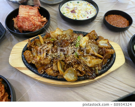 炒豬肉和各種小菜 炒豬肉和各種小菜 88934324