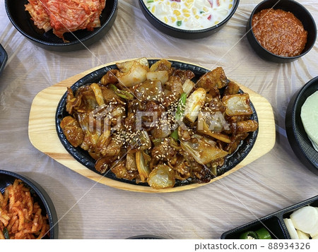 炒豬肉和各種小菜 炒豬肉和各種小菜 88934326
