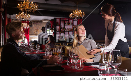 Couple at luxury restaurant 88935121
