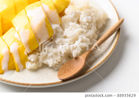 Mango sticky rice, Thai dessert (Khao Niew Mamuang) 88935629