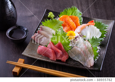 什錦生魚片和清酒 88935782