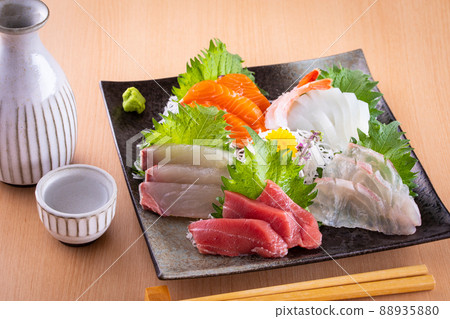 什錦生魚片和清酒 什錦生魚片和清酒 88935880