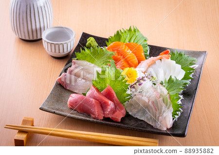 什錦生魚片和清酒 什錦生魚片和清酒 88935882