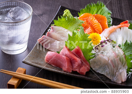 Assorted sashimi and shochu 88935903
