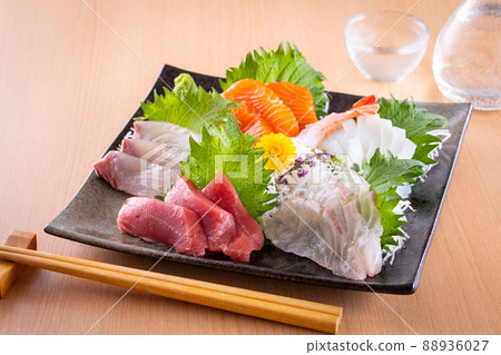 什錦生魚片和冷酒 88936027