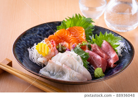 什錦生魚片和冷酒 什錦生魚片和冷酒 88936048