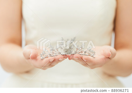Bridal beauty shot with tiara in hand 88936271