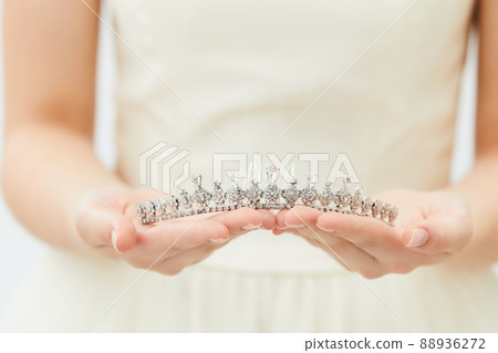 手持頭飾拍攝的新娘美女 88936272