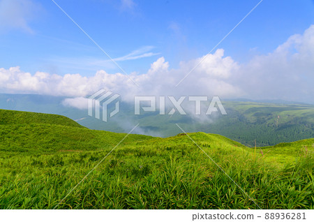清晨的阿蘇大觀峰風景“朝雲、早晨的天空、早晨的外環山、早晨的高原風光” 88936281