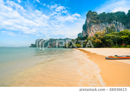 Railay Beach,beach and rocky mountain scenery in summer 88936615
