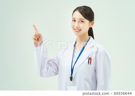 一個穿著白大褂的女人舉起手指擺姿勢 88936644