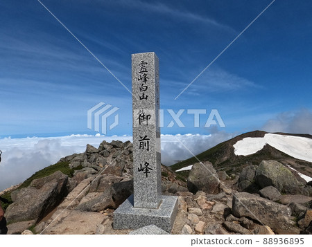 日本石川縣百座名山之一的白山山頂的御前峰和雲海 88936895