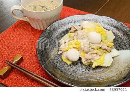 黑盤上的八寶和中國湯 黑盤上的八寶和中國湯 88937021