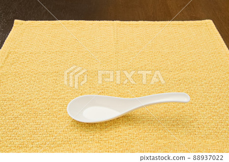 黃色餐墊和白色餐墊 88937022