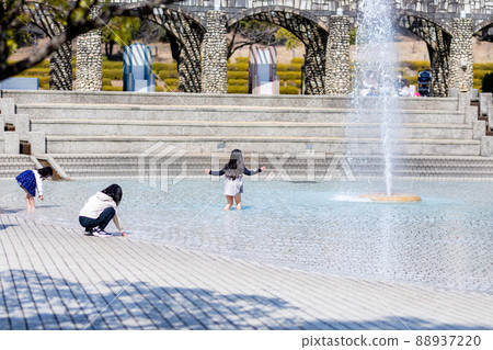 初夏炎熱的一天,孩子們在水中玩耍 初夏炎熱的一天,孩子們在水中玩耍 88937220
