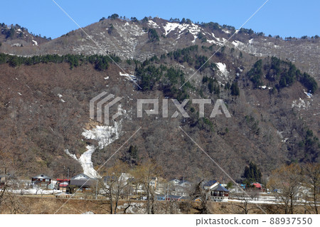 Manaitagurayama and the village at the foot of the snow-from Kameoka Bridge to Tadami Town, Fukushima Prefecture Manaitagurayama and the village at the foot of the snow-from Kameoka Bridge to Tadami Town, Fukushima Prefecture 88937550