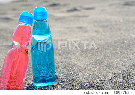 Bottled juice that looks like a man and a woman Retro old days Bottled juice that looks like a man and a woman Retro old days 88937636