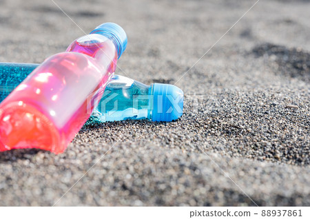 Bottled juice placed on the beach Retro sea Bottled juice placed on the beach Retro sea 88937861