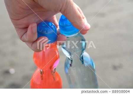 裝在海裡的瓶裝果汁 裝在海裡的瓶裝果汁 88938004