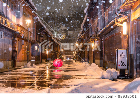 《石川縣》雪妝的東茶屋區，雪中的金澤市 88938501