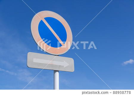 褪色的路標和藍天。這個標誌（監管標誌）“禁止停車”和輔助標誌“開始”。 88938778