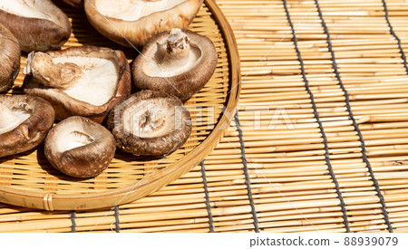Sun-dried shiitake mushrooms, dried shiitake mushrooms to improve nutrients, dried shiitake mushrooms 88939079