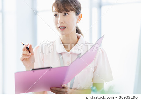 醫療保健工作者婦女在設施中填寫文件 88939190