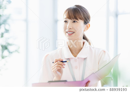醫療保健工作者婦女在設施中填寫文件 88939193