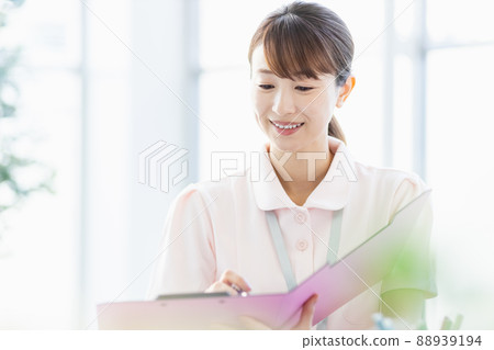 醫療保健工作者婦女在設施中填寫文件 醫療保健工作者婦女在設施中填寫文件 88939194