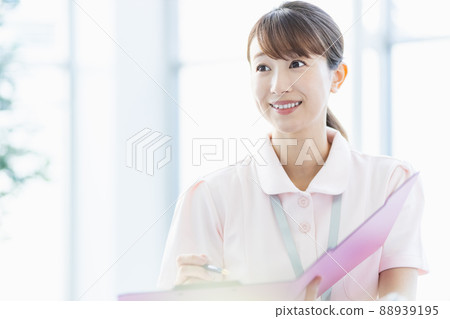 醫療保健工作者婦女在設施中填寫文件 88939195