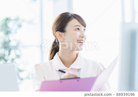 醫療保健工作者婦女在設施中填寫文件 88939196