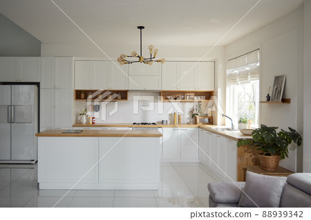 White kitchen 88939342