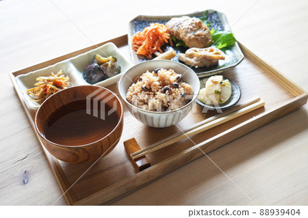 A healthy set meal of brown rice A healthy set meal of brown rice 88939404
