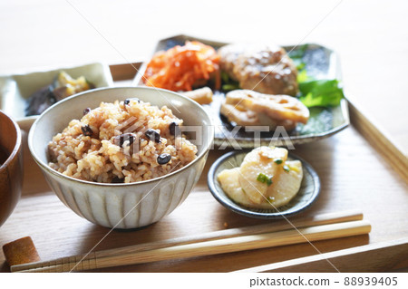 A healthy set meal of brown rice 88939405