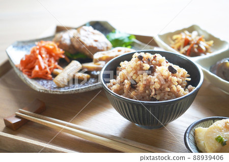 A healthy set meal of brown rice 88939406