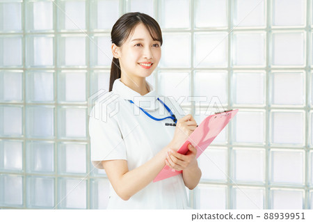 白色的一位女士 88939951