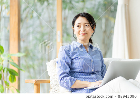 PC middle woman living room PC middle woman living room 88943096
