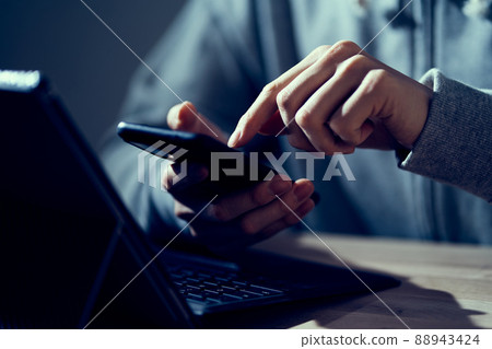 男人的手在 SNS 上傳播不良宣傳 88943424