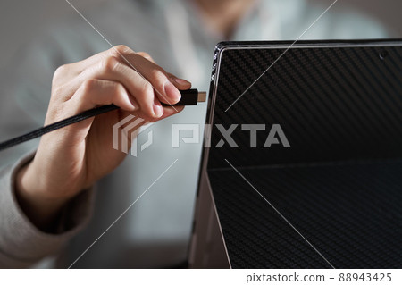 在傳輸數據的人手邊 88943425