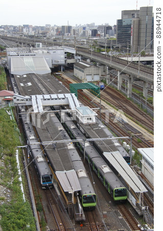 Morning Rush: Keihin Tohoku Line / Yamanote Line stopped at Tabata Station 88944718