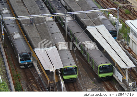 Morning Rush: Keihin Tohoku Line / Yamanote Line stopped at Tabata Station 88944719