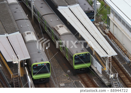 Morning Rush: Keihin Tohoku Line / Yamanote Line stopped at Tabata Station 88944722