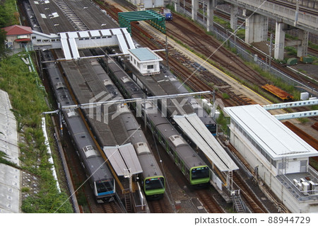 Morning Rush: Keihin Tohoku Line / Yamanote Line stopped at Tabata Station 88944729