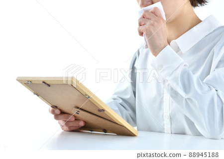 看照片哭的女人 88945188